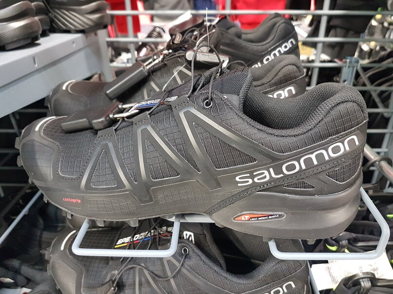La Salomon Speedcross 4 en rayon dans un magasin de sport